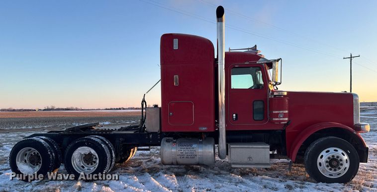 image for item DX3945 2009 Peterbilt 388 semi truck