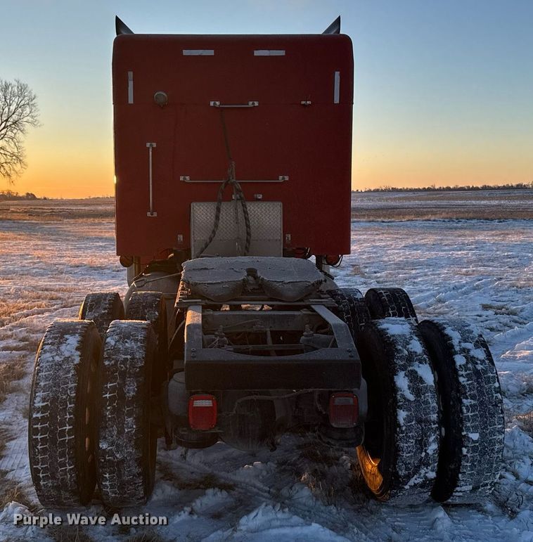 image for item DX3945 2009 Peterbilt 388 semi truck