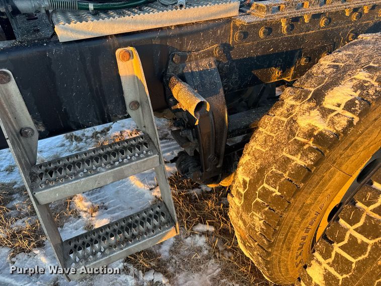 image for item DX3945 2009 Peterbilt 388 semi truck