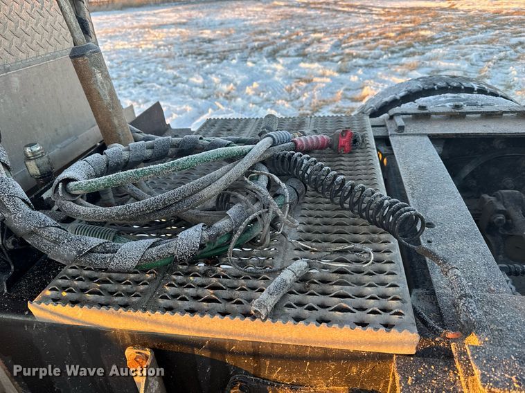 image for item DX3945 2009 Peterbilt 388 semi truck