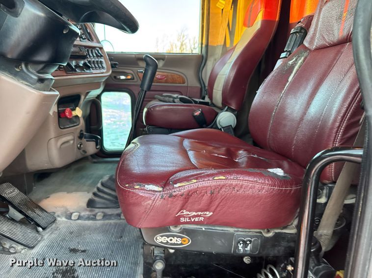 image for item DX3945 2009 Peterbilt 388 semi truck