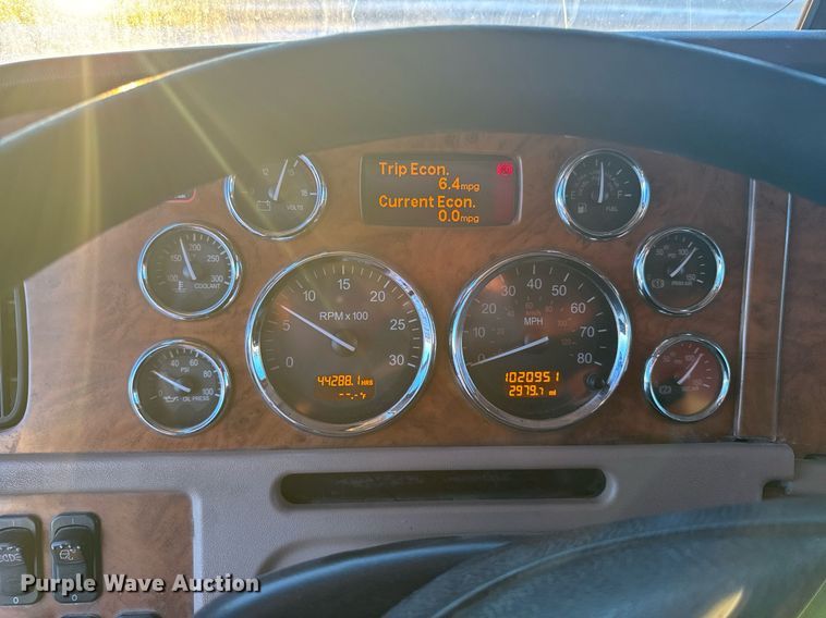 image for item DX3945 2009 Peterbilt 388 semi truck