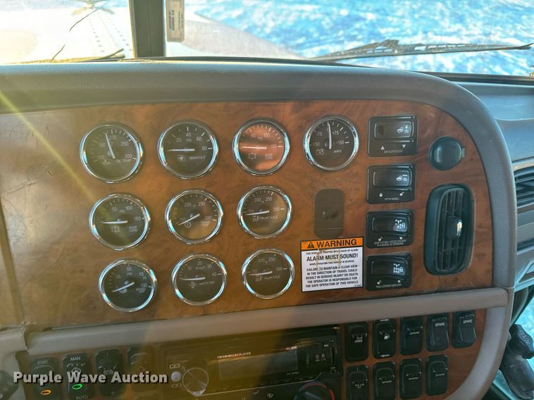 image for item DX3945 2009 Peterbilt 388 semi truck