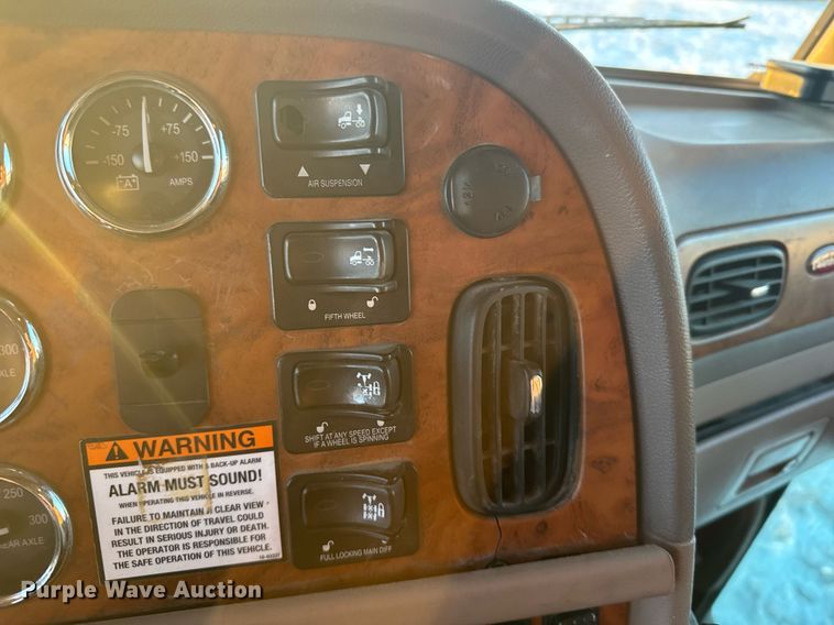 image for item DX3945 2009 Peterbilt 388 semi truck