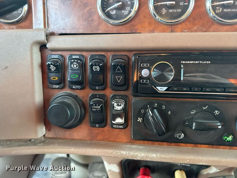 image for item DX3945 2009 Peterbilt 388 semi truck