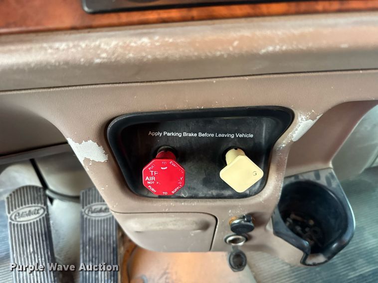 image for item DX3945 2009 Peterbilt 388 semi truck