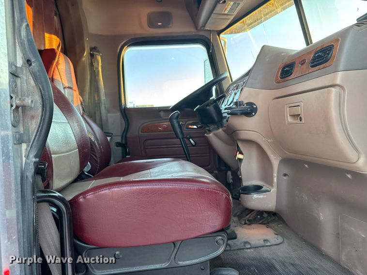 image for item DX3945 2009 Peterbilt 388 semi truck