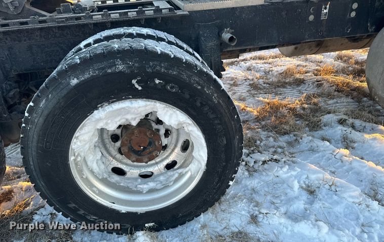 image for item DX3945 2009 Peterbilt 388 semi truck