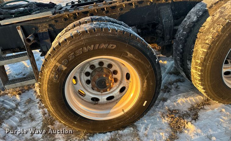 image for item DX3945 2009 Peterbilt 388 semi truck