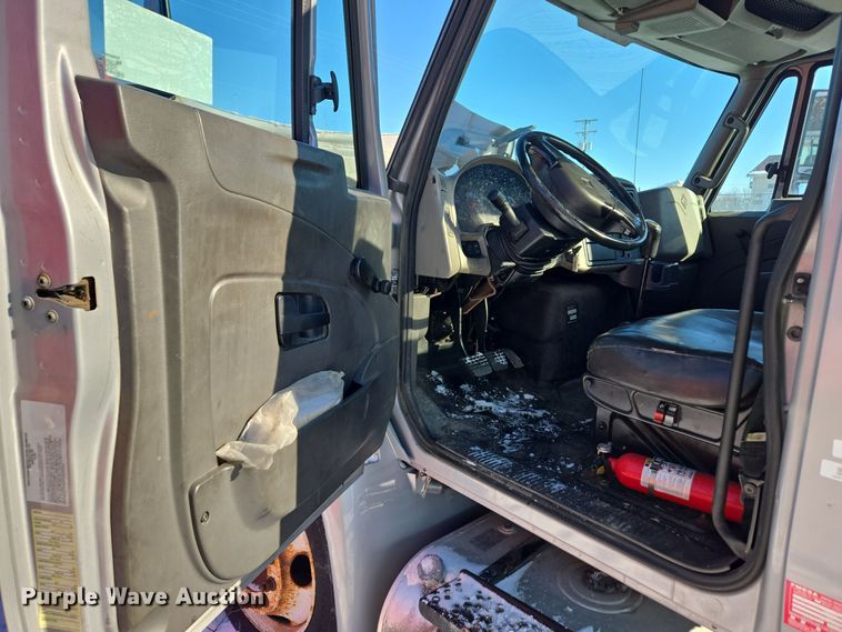 image for item EC3951 2012 International 4300 truck cab and chassis