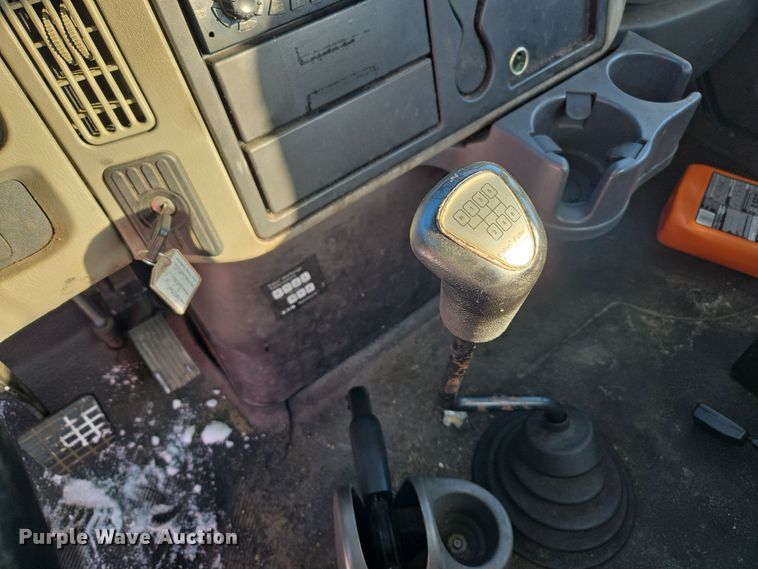 image for item EC3951 2012 International 4300 truck cab and chassis