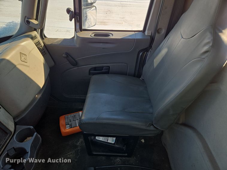 image for item EC3951 2012 International 4300 truck cab and chassis