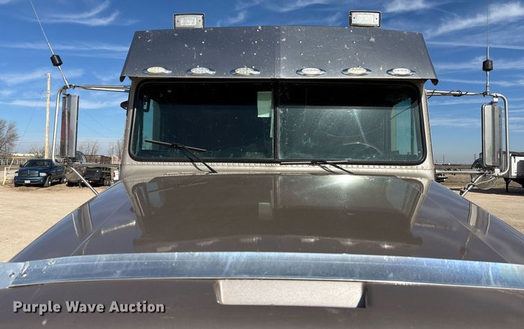 image for item EE0021 1997 Freightliner FLD120 semi truck