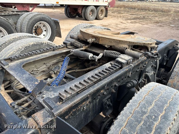 image for item EE0021 1997 Freightliner FLD120 semi truck