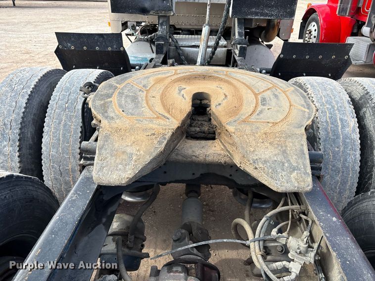 image for item EE0021 1997 Freightliner FLD120 semi truck