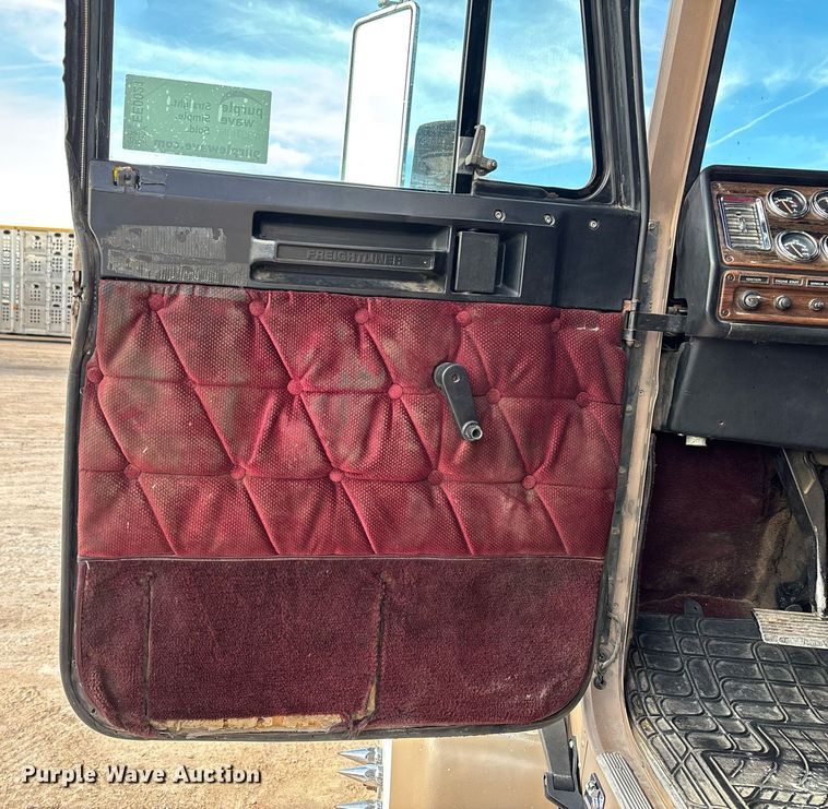 image for item EE0021 1997 Freightliner FLD120 semi truck