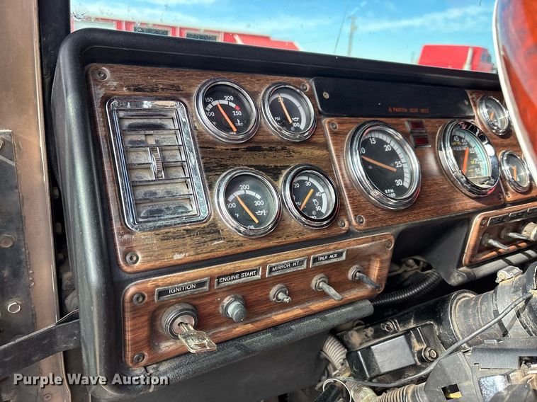 image for item EE0021 1997 Freightliner FLD120 semi truck