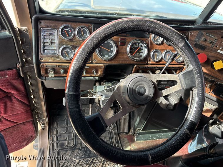 image for item EE0021 1997 Freightliner FLD120 semi truck