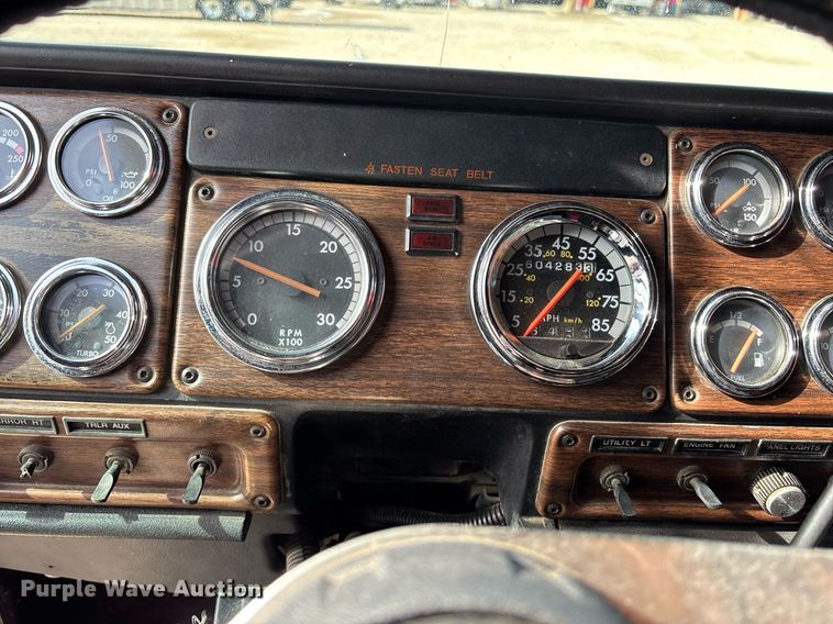 image for item EE0021 1997 Freightliner FLD120 semi truck