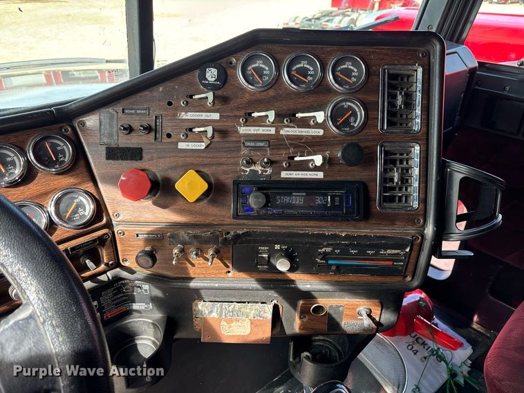 image for item EE0021 1997 Freightliner FLD120 semi truck