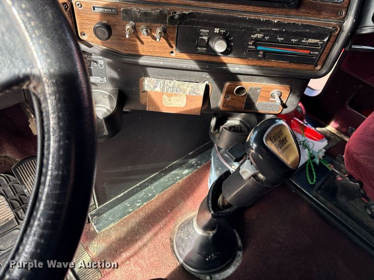 image for item EE0021 1997 Freightliner FLD120 semi truck