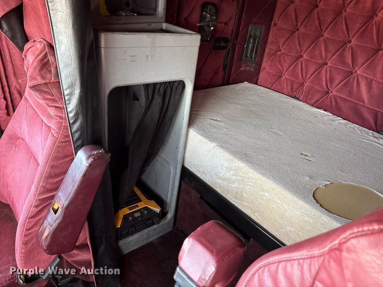 image for item EE0021 1997 Freightliner FLD120 semi truck