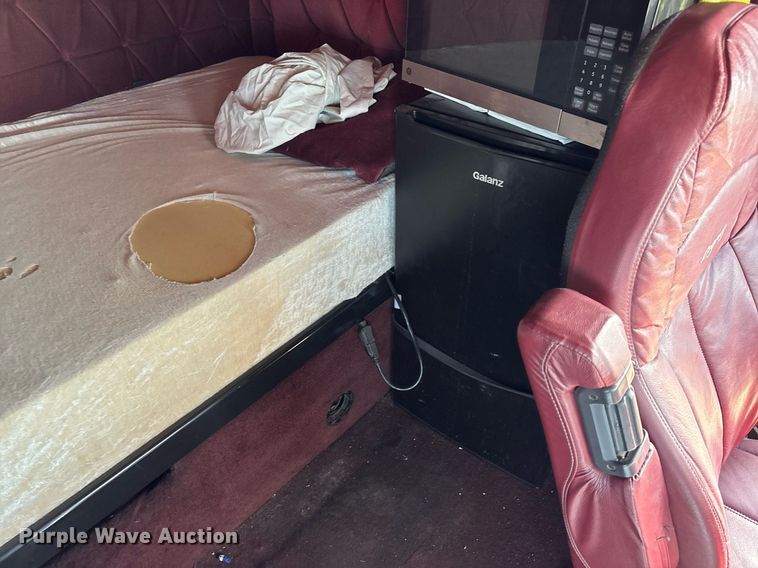 image for item EE0021 1997 Freightliner FLD120 semi truck