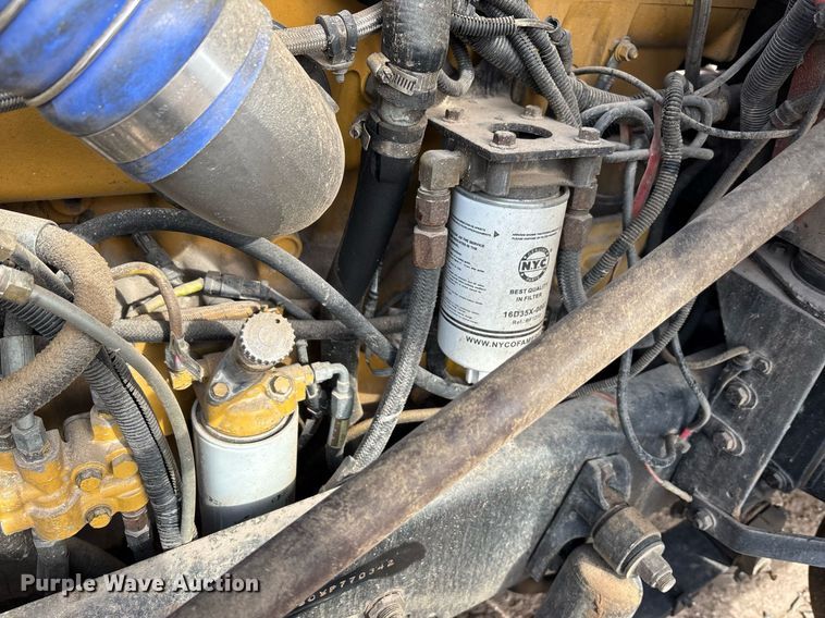 image for item EE0021 1997 Freightliner FLD120 semi truck