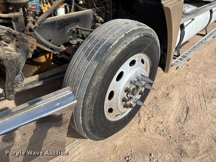 image for item EE0021 1997 Freightliner FLD120 semi truck