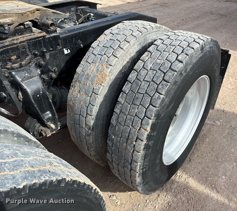 image for item EE0021 1997 Freightliner FLD120 semi truck