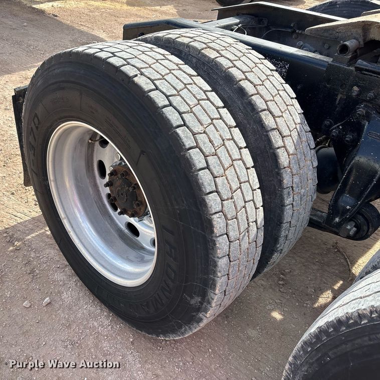 image for item EE0021 1997 Freightliner FLD120 semi truck