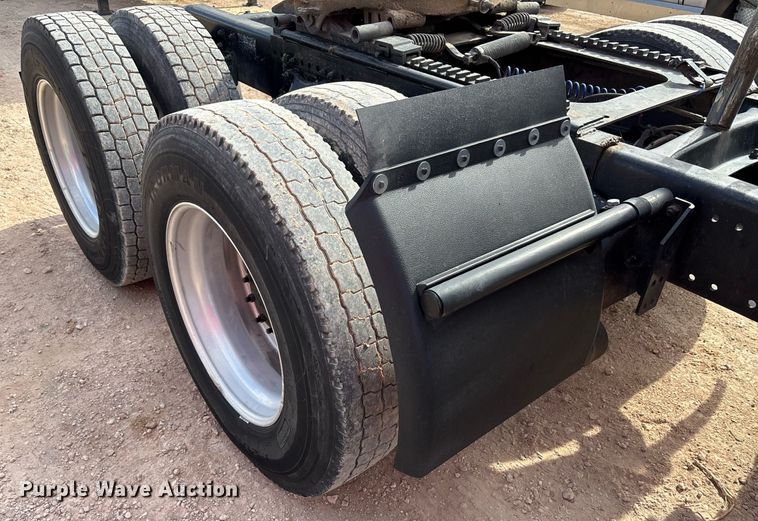 image for item EE0021 1997 Freightliner FLD120 semi truck