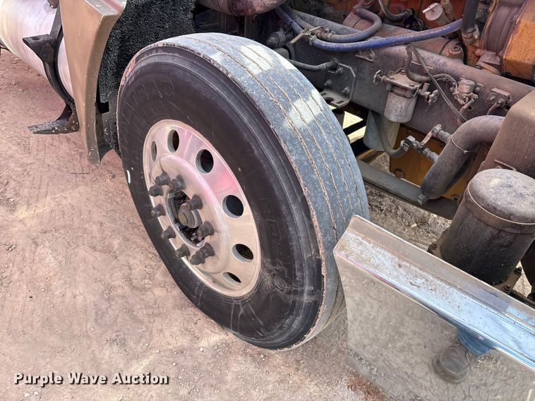 image for item EE0021 1997 Freightliner FLD120 semi truck