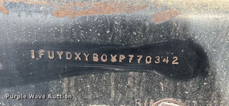 image for item EE0021 1997 Freightliner FLD120 semi truck