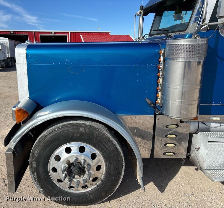 image for item EE0022 2005 Peterbilt 379 semi truck