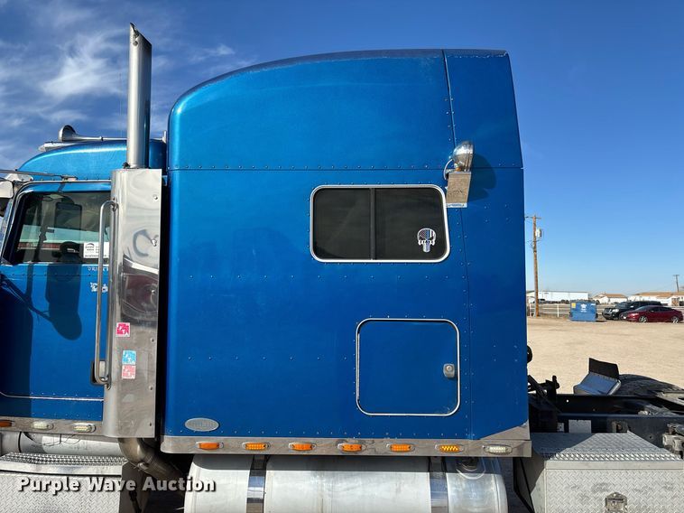 image for item EE0022 2005 Peterbilt 379 semi truck