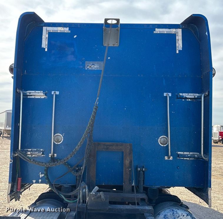 image for item EE0022 2005 Peterbilt 379 semi truck