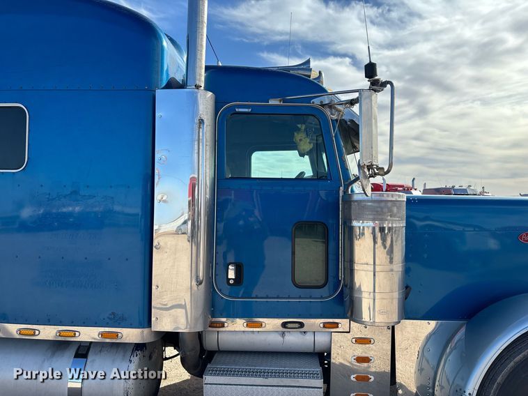 image for item EE0022 2005 Peterbilt 379 semi truck