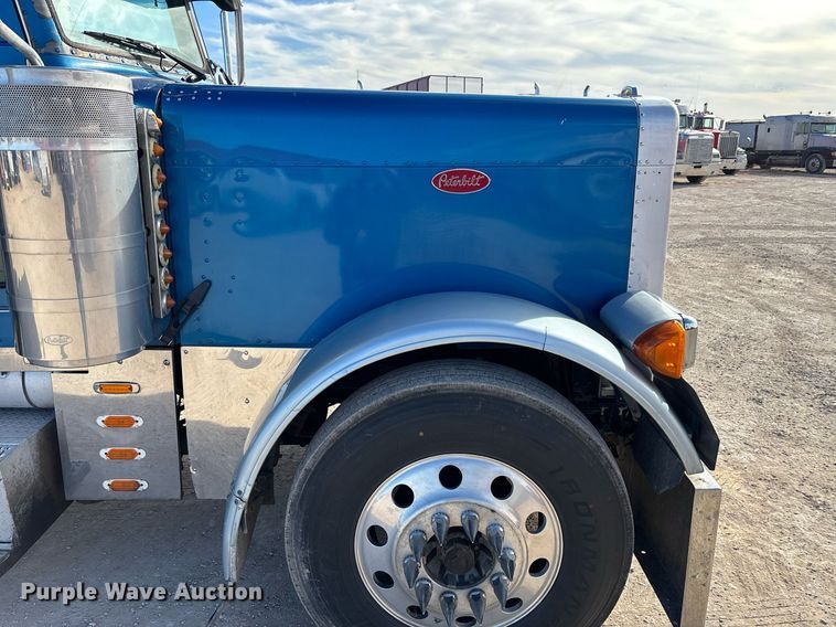 image for item EE0022 2005 Peterbilt 379 semi truck