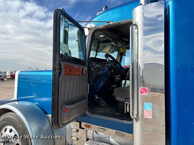 image for item EE0022 2005 Peterbilt 379 semi truck
