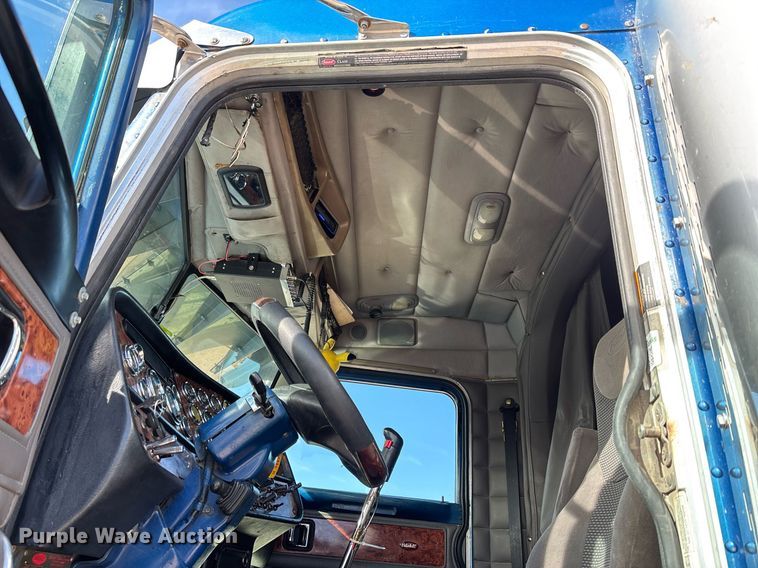 image for item EE0022 2005 Peterbilt 379 semi truck