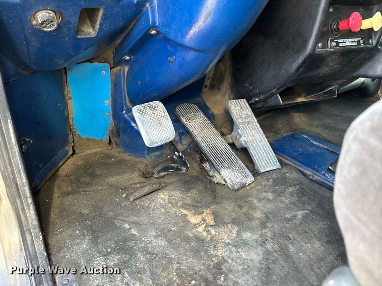 image for item EE0022 2005 Peterbilt 379 semi truck