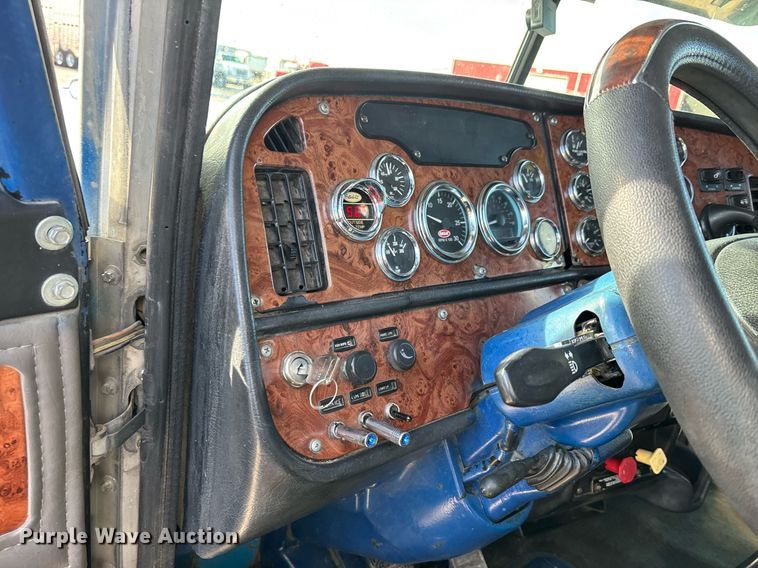 image for item EE0022 2005 Peterbilt 379 semi truck