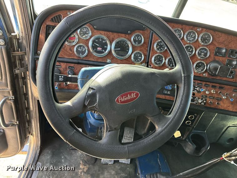 image for item EE0022 2005 Peterbilt 379 semi truck