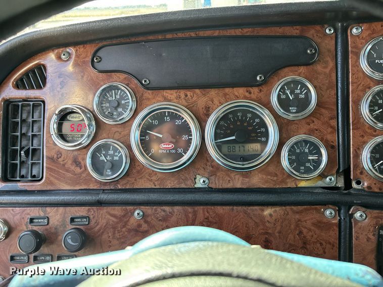 image for item EE0022 2005 Peterbilt 379 semi truck