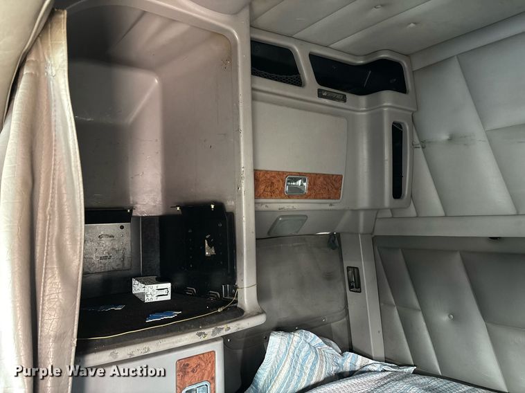 image for item EE0022 2005 Peterbilt 379 semi truck