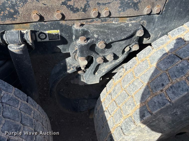 image for item EE0022 2005 Peterbilt 379 semi truck