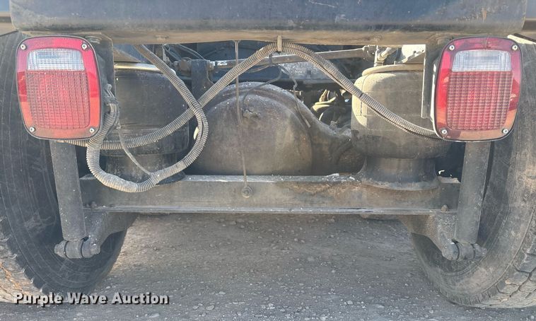 image for item EE0022 2005 Peterbilt 379 semi truck