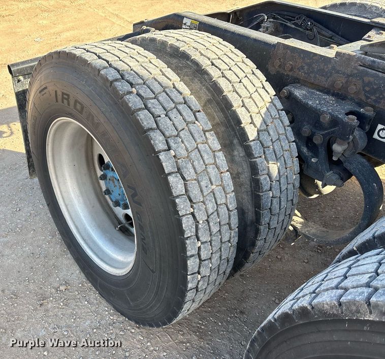 image for item EE0022 2005 Peterbilt 379 semi truck