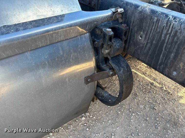 image for item EE0022 2005 Peterbilt 379 semi truck